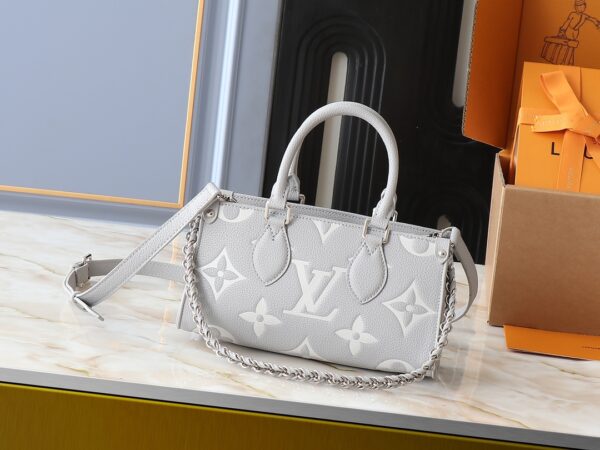 💰升级原版 M14213 M14236 M46653 本款 OnTheGo East West 手袋出自 LV Milky Way 系列，为标志性 Monogram Empreinte 皮革渲染当季色彩，与亮泽金属件和可拆卸编织链条交相辉映。内外隔层可有序收纳日常所需，紧凑构型方便以多种方式背携。尺寸:25.0 x 13.0 x 10.0 厘米 (长 x 高 x 宽)