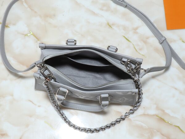 💰升级原版 M14213 M14236 M46653 本款 OnTheGo East West 手袋出自 LV Milky Way 系列，为标志性 Monogram Empreinte 皮革渲染当季色彩，与亮泽金属件和可拆卸编织链条交相辉映。内外隔层可有序收纳日常所需，紧凑构型方便以多种方式背携。尺寸:25.0 x 13.0 x 10.0 厘米 (长 x 高 x 宽)