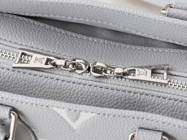 💰升级原版 M14213 M14236 M46653 本款 OnTheGo East West 手袋出自 LV Milky Way 系列，为标志性 Monogram Empreinte 皮革渲染当季色彩，与亮泽金属件和可拆卸编织链条交相辉映。内外隔层可有序收纳日常所需，紧凑构型方便以多种方式背携。尺寸:25.0 x 13.0 x 10.0 厘米 (长 x 高 x 宽)