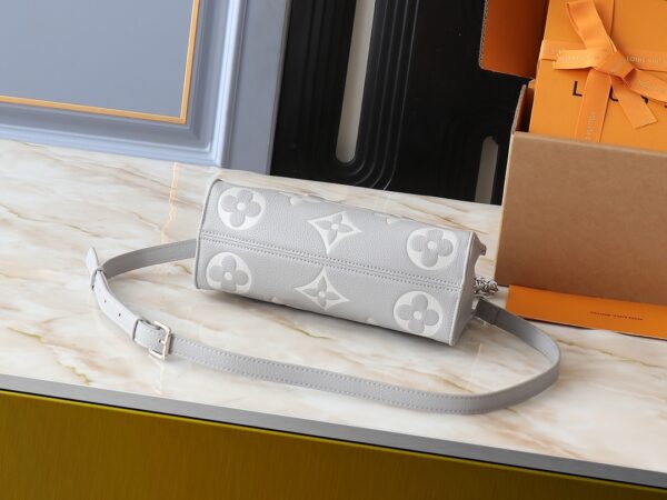 💰升级原版 M14213 M14236 M46653 本款 OnTheGo East West 手袋出自 LV Milky Way 系列，为标志性 Monogram Empreinte 皮革渲染当季色彩，与亮泽金属件和可拆卸编织链条交相辉映。内外隔层可有序收纳日常所需，紧凑构型方便以多种方式背携。尺寸:25.0 x 13.0 x 10.0 厘米 (长 x 高 x 宽)