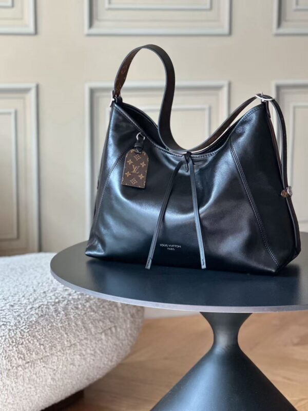 Louis Vuitton CARRYALL VIBE 中号手袋  39x30x15cm  M25143